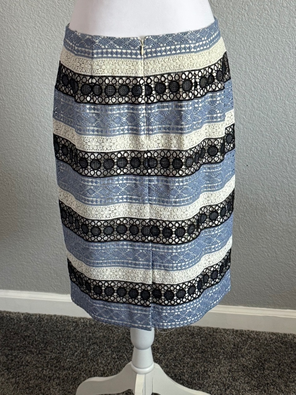 Talbots Pencil Lace Skirt Blue/White Size 10 - Picture 4 of 12